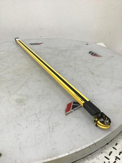 Used BANNER ENGINEERING Light Curtain SLPE25-1110P8 USED