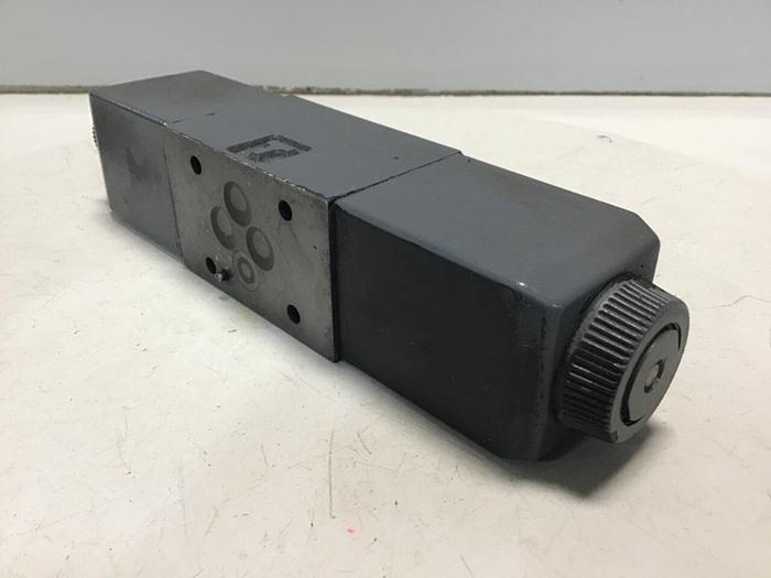 Used VICKERS Directional Valve DG4V-3-6C-M-U-HL7-60 Used