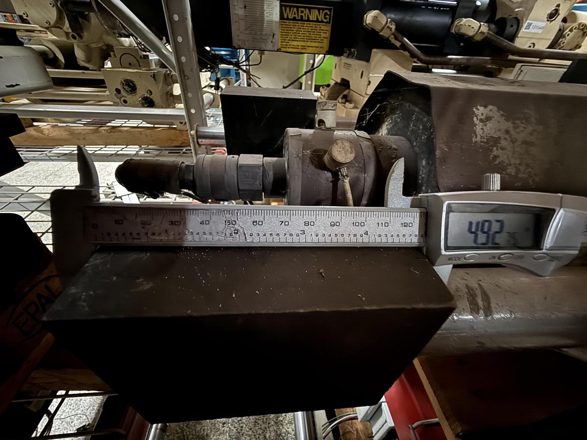 Used CINCINNATI MILACRON 2.27 Oz Injection Unit VS33-28MM / IU USED