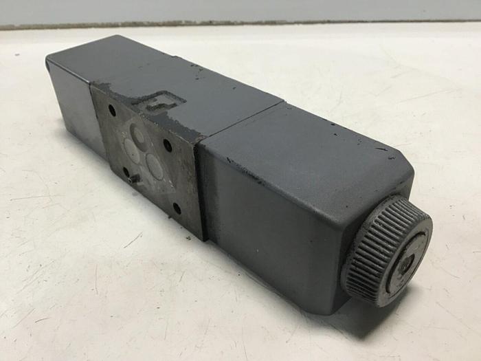 Used VICKERS Directional Valve DG4V-3-6C-M-U-HL7-60 Used
