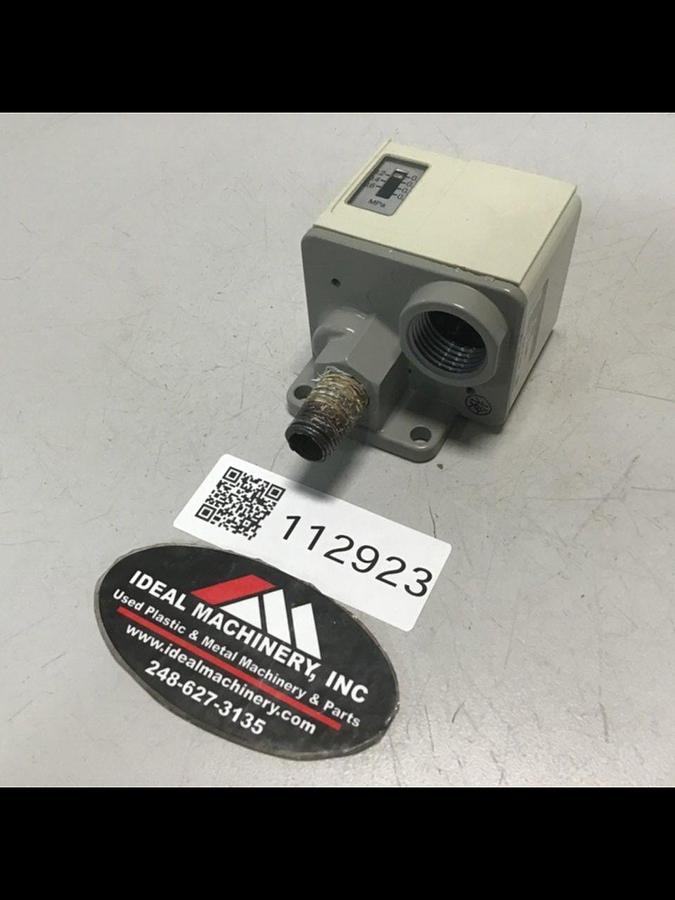 Used SMC Pressure Switch IS3000-02L5 USED