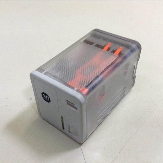 Used ALLEN BRADLEY Relay 700-HA33Z12 SER B #76325