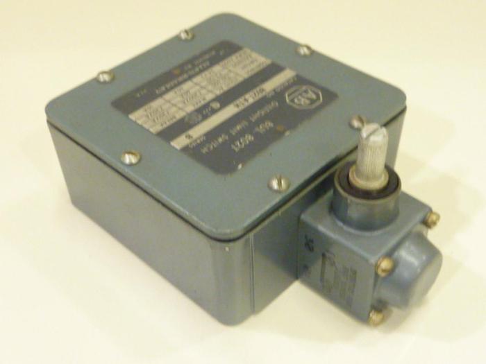 Used ALLEN BRADLEY Limit Switch 802T-ATH SER B #43243