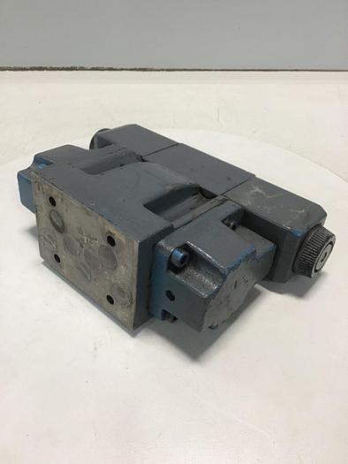 Used VICKERS Directional Valve DG4V-3-6C-M-U-H7-60 USED