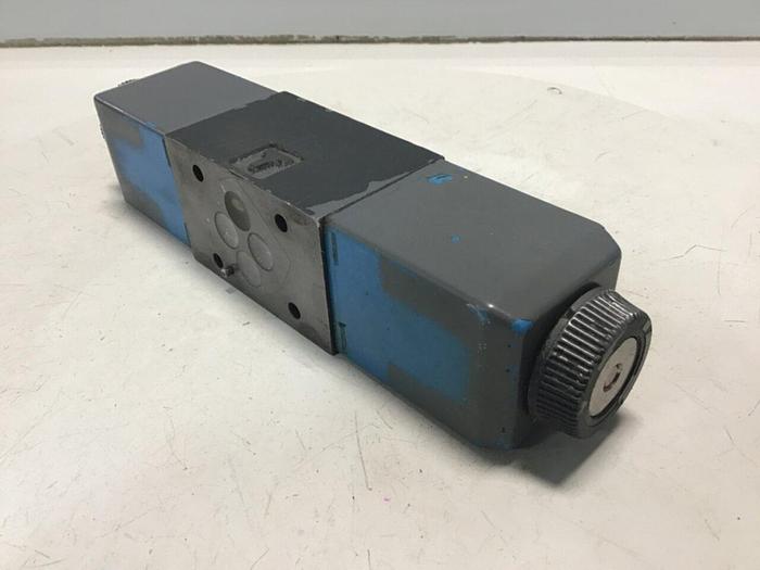 Used VICKERS Directional Valve DG4V-3-6C-M-U-H7-60 #132134