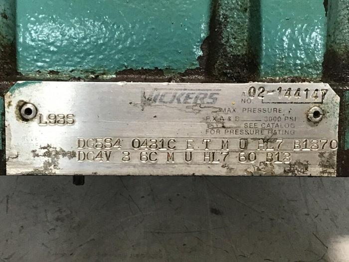 Used VICKERS Solenoid Directional Valve DG4V-3-6C-M-U-HL7-60-B13 Used