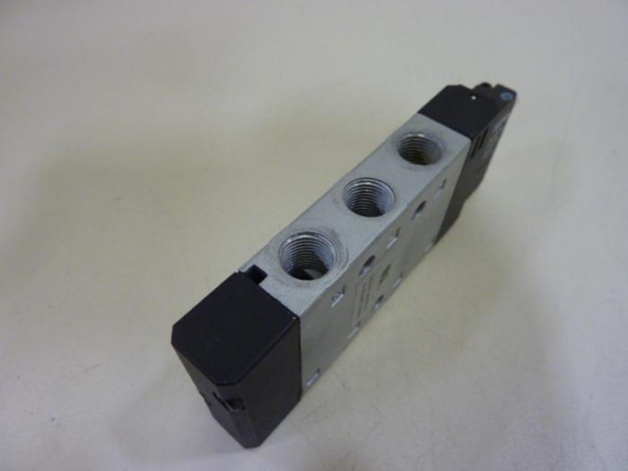 Used FESTO Directional Control Valve CPE CPE14-M1BH-5L-1/8 #52628