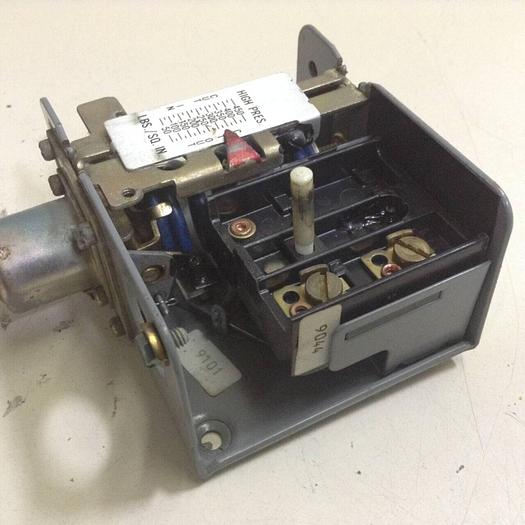 Used JOHNSON CONTROLS Temperature Control P70DA-1 #85050