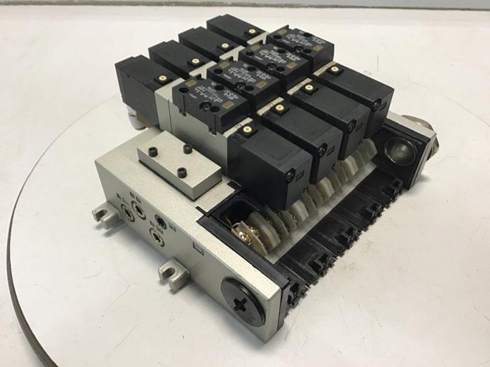 Used SMC Solenoid Valves w/ Manifold Assembly VF2-4-FG-D-3Z #119141