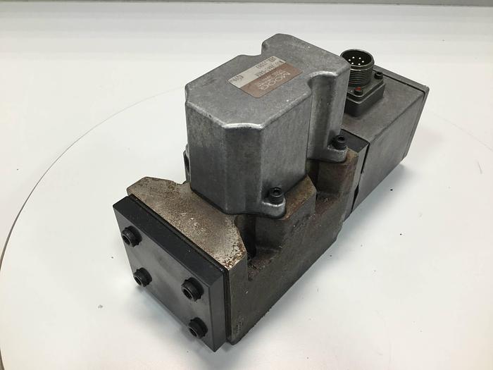 Used MOOG Servo Valve J661-040A Used