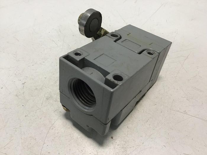 Used SQUARE D Limit Switch 9007-C52B2 #121721