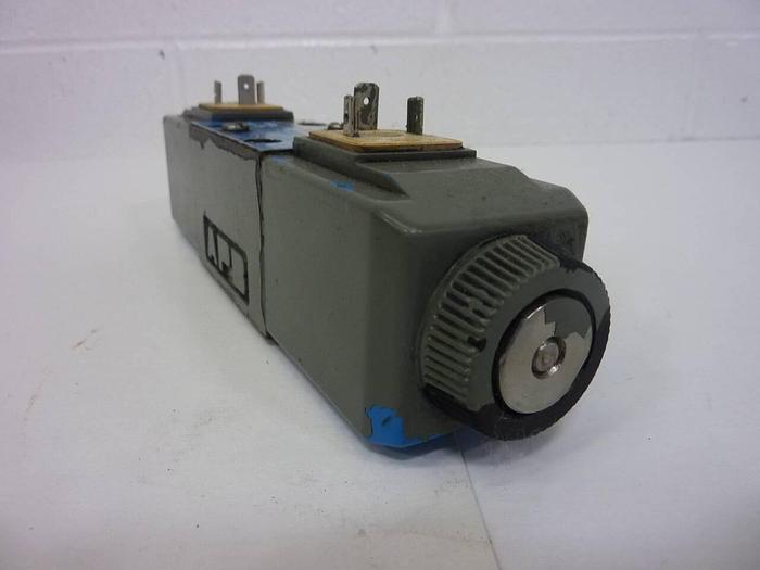 Used VICKERS Directional Valve DG4V-3-6C-M-U-HL7-60 Used