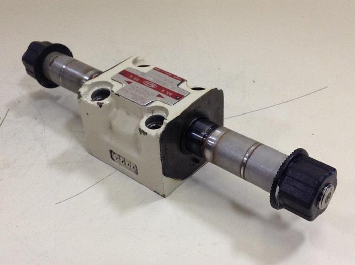 Used TOYOOKI KOGYO Solenoid Directional Valve HD3-3W-BGA-03A-WDD2S #87061