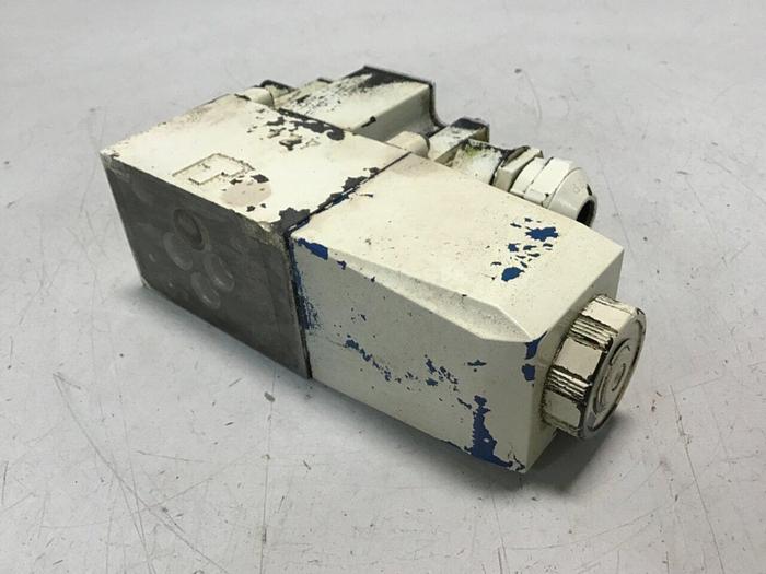 Used VICKERS Valve DG4V-3-2A-M-P7-H-7-T10-50 #139685