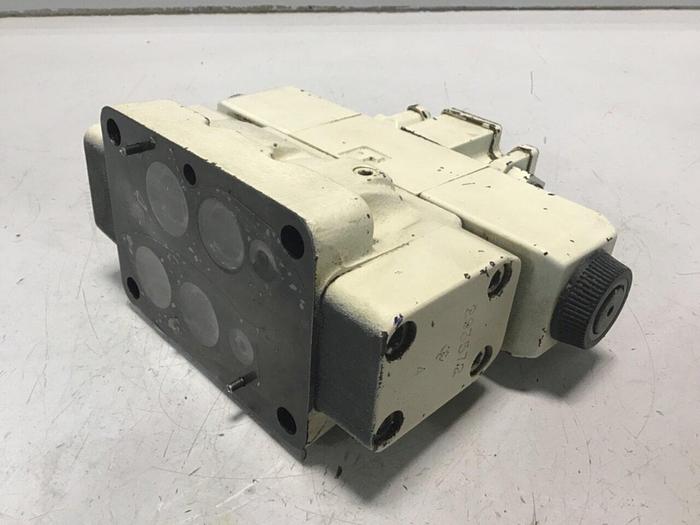 Used VICKERS Valve DG4V-3S-6C-M-FW-D7-H5-60-P10 #132371