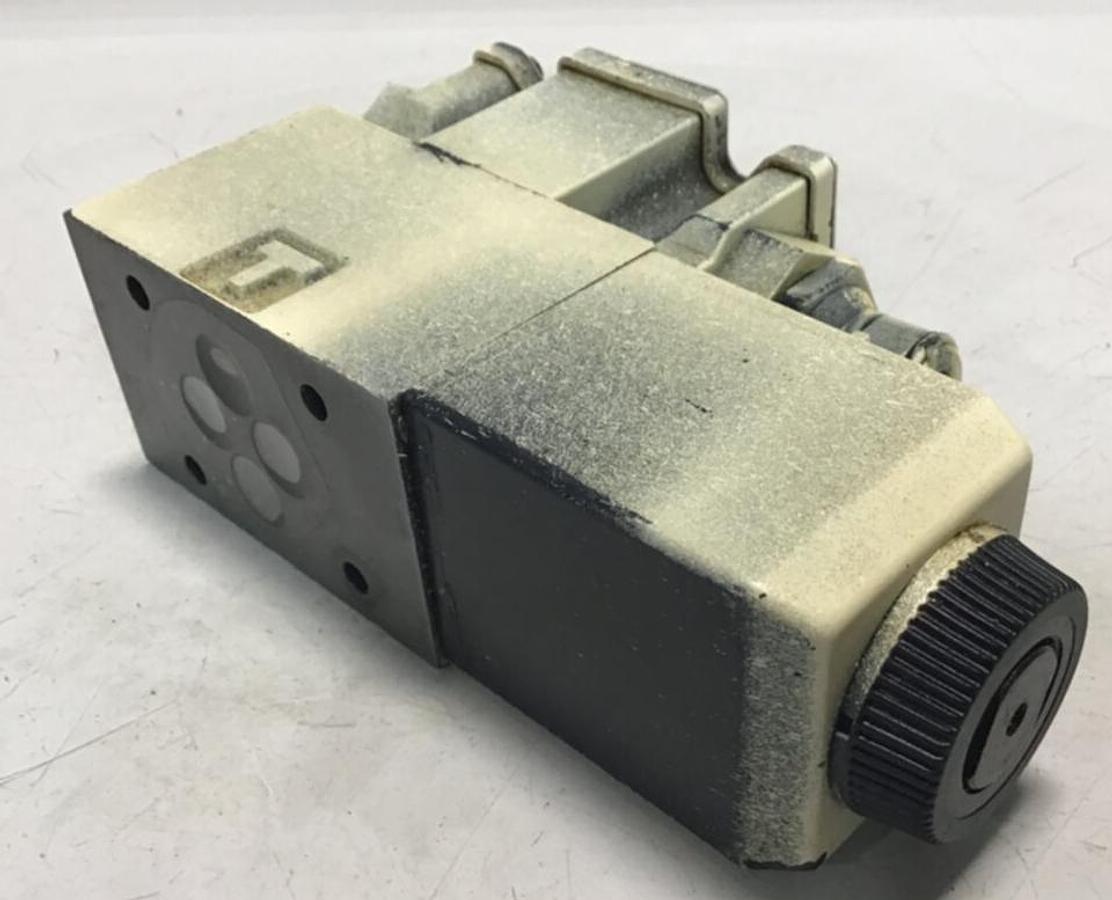Used VICKERS Valve DG4V-3S-2A-M-FW-D7-H5-60 USED
