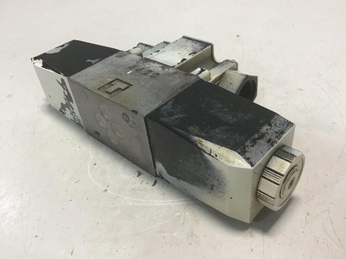 Used VICKERS Tokimec Directional Control Valve DG4V-3-6C-M-P7-H-7-50 #137720