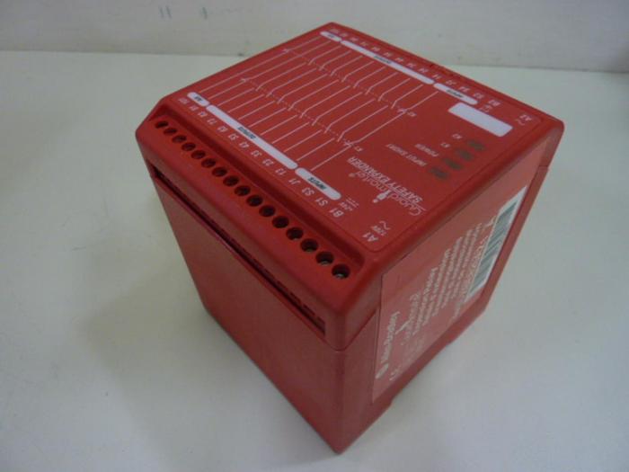 Used ALLEN BRADLEY Safety Relay 440R-ZBE820AZ1 SER A #58746