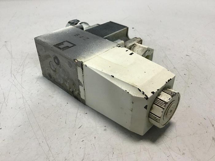 Used VICKERS Directional Control Valve DG4V-3-2A-M-P7-H-7-T41-50 #136554