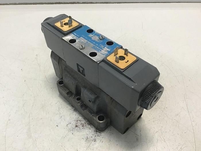 Used VICKERS Solenoid Directional Valve DG4V-3-6C-M-U-HL7-60-B13 Used