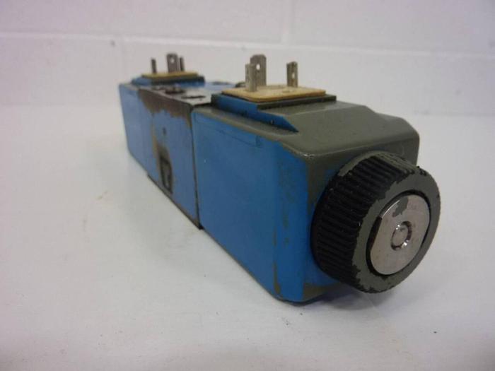 Used VICKERS Directional Valve DG4V-3-6C-M-U-HL7-60 Used