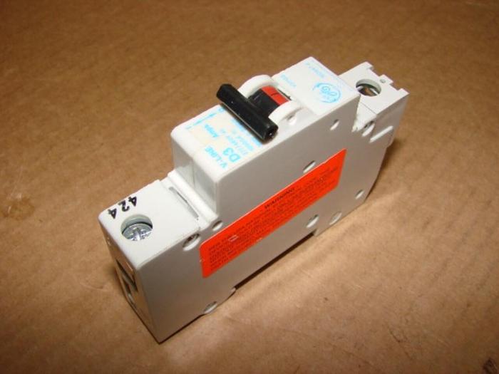 Used GENERAL ELECTRIC / GE 3 Amp Circuit Breaker V37103 #21277