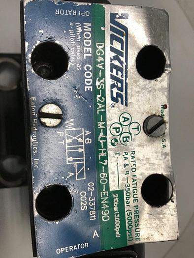 Used VICKERS Directional Valve DG4V-3S-2AL-M-U-HL7-60-EN490 Used