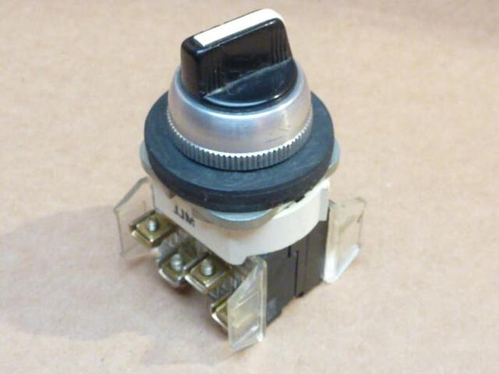 Used ALLEN BRADLEY Selector Switch 800T-J2 SER N #38157