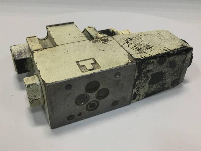 Used TOKIMEC VICKERS Directional Control Valve DG4V-3-1B-M-P7-H-7-P10-50 #99103