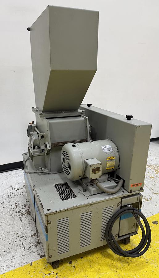 Used DNL / NOT CLEANED CINCINNATI MILACRON GRINDER CMS 912