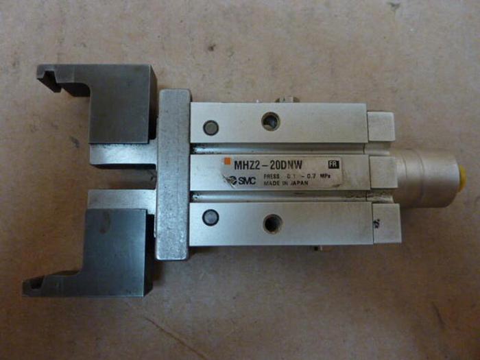 Used SMC Gripper MHZ2-20DNW #27399