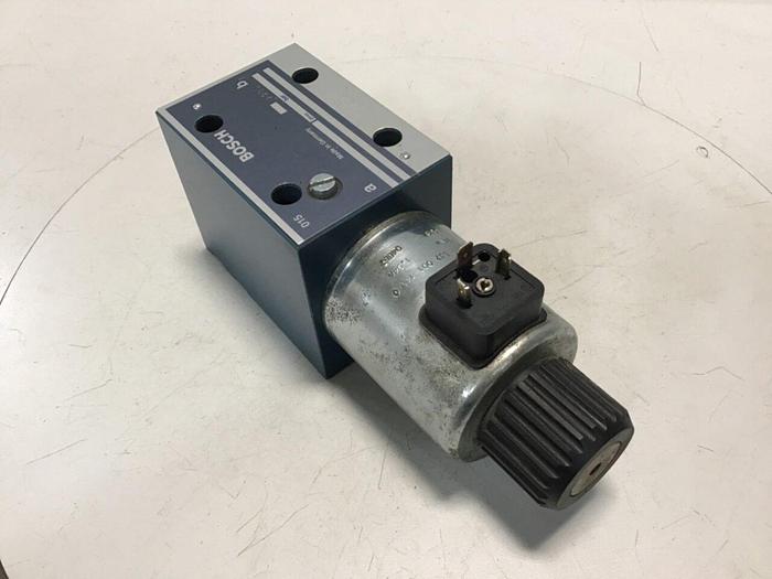 Used BOSCH Hydraulic Valve 0 810 001 825 #128954