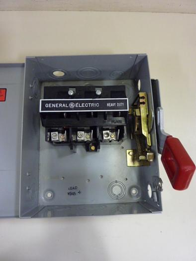 Used GENERAL ELECTRIC / GE 30 Amp Safety Disconnect Switch THN3361 #57164