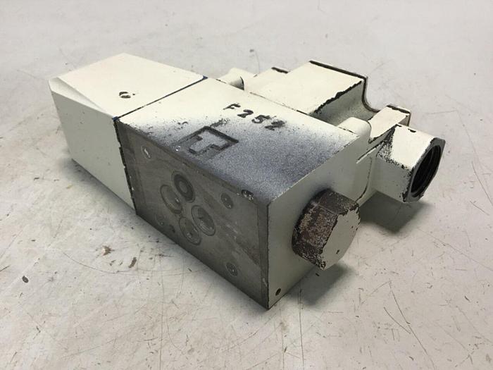 Used VICKERS Valve DG4V-3-2AL-M-P7-H-7-T10-50 #138064