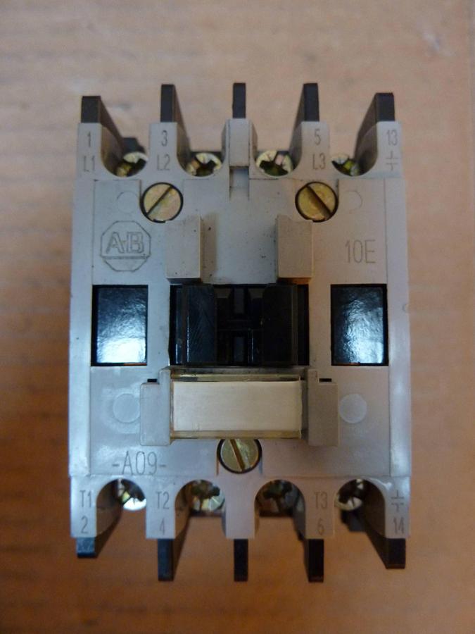 Used ALLEN BRADLEY Contactor 100-A09ND3 SER B Used