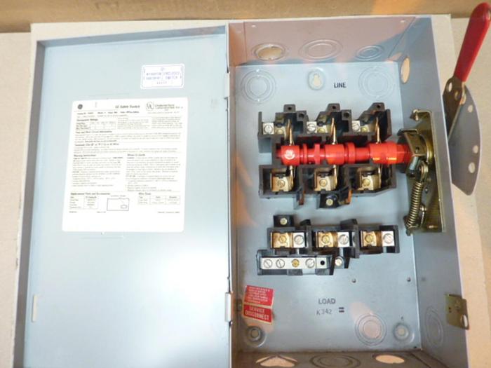 Used GENERAL ELECTRIC / GE 60 Amp Safety Disconnect Switch TG4322 #41595