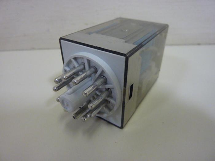 Used ALLEN BRADLEY Relay 700-HA33Z24 SER D #50472