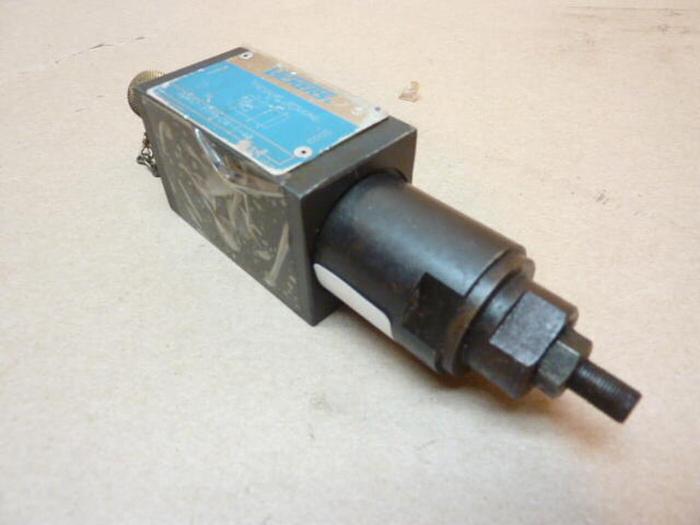 Used VICKERS Pressure Reducing Valve DGMX2-3-PP-CW-S-40 #38039