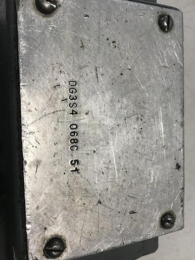Used VICKERS Valve DG3S4 068C 51 #142512