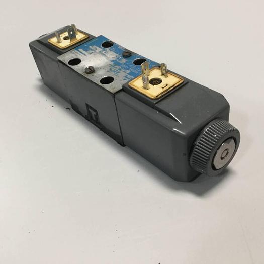 Used VICKERS Directional Valve DG4V-3-6C-M-U-HL7-60 Used