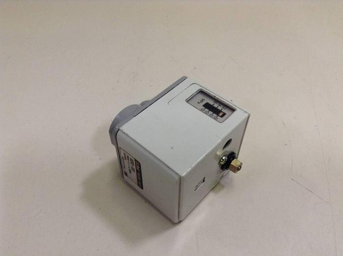 Used SMC Pressure Switch IS3000-02L5 #67950