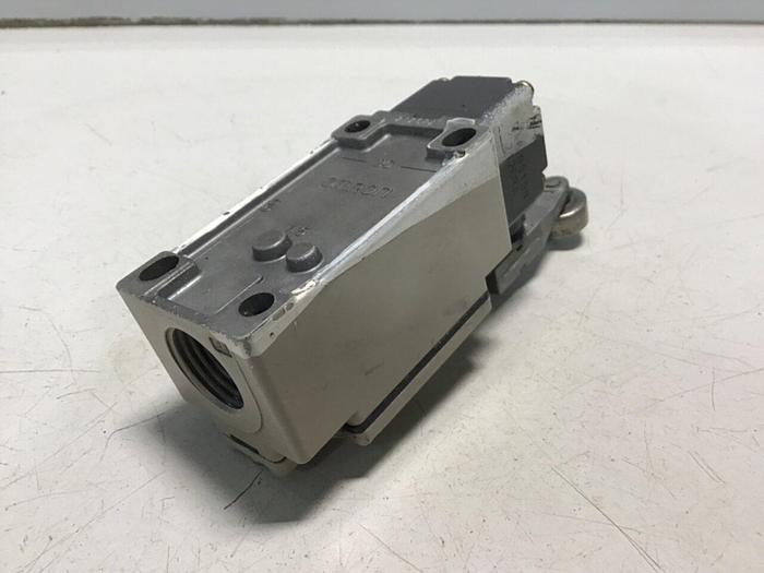 Used OMRON Limit Switch D4B-2115N-R #121508