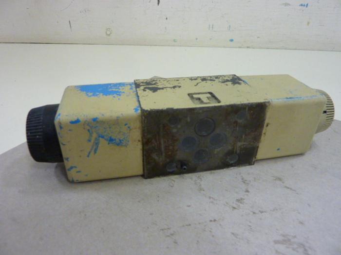 Used VICKERS Directional Valve DG4V3S20MUB550 #58944