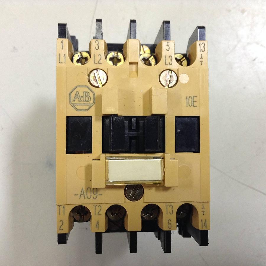 Used ALLEN BRADLEY Contactor 100-A09ND3 SER B USED
