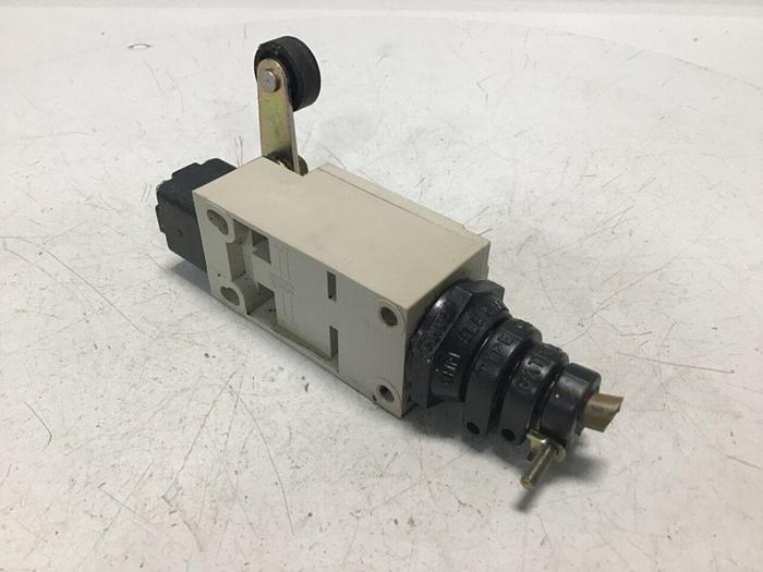 Used OMRON Safety Switch D4D 6 AMP #117252