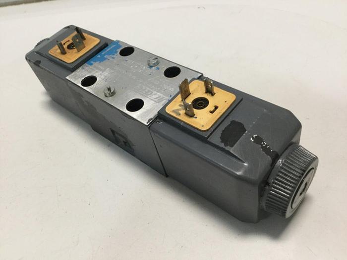 Used VICKERS Directional Valve DG4V-3-6C-M-U-HL7-60 Used