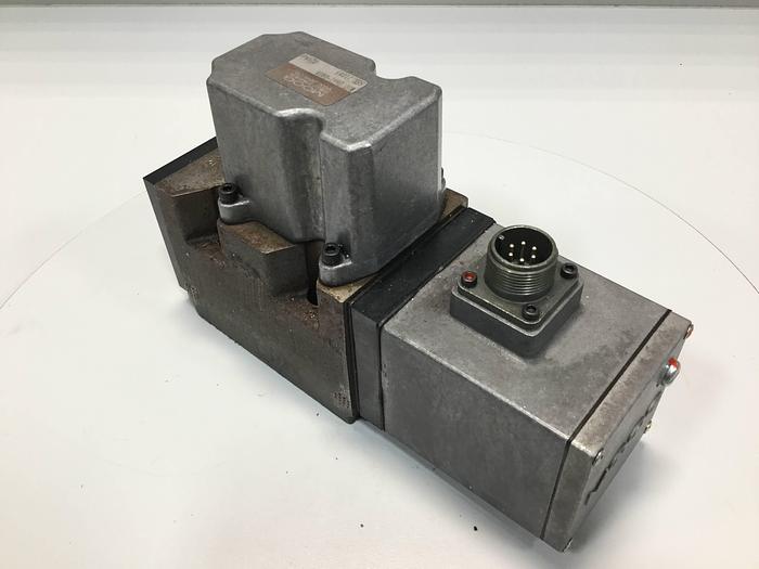 Used MOOG Servo Valve J661-040A Used