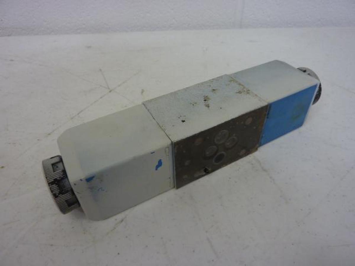 Used VICKERS Directional Valve DG4V-3-6C-M-U-HL7-60 #51623