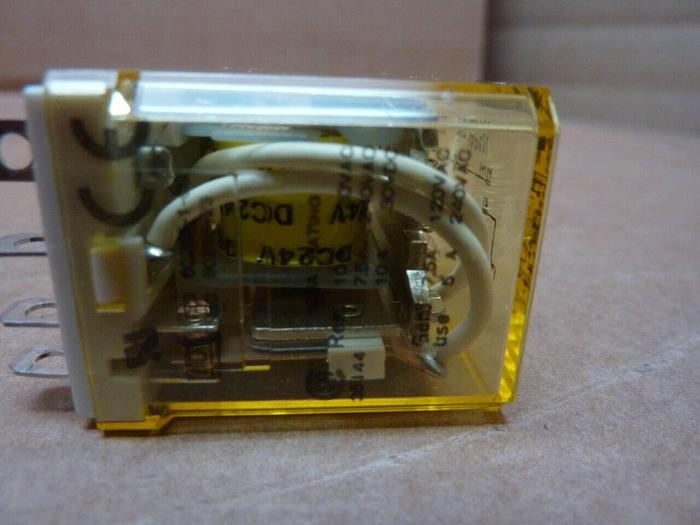Used IDEC Relay RH4B-U #27566 DNL SCRAPPED