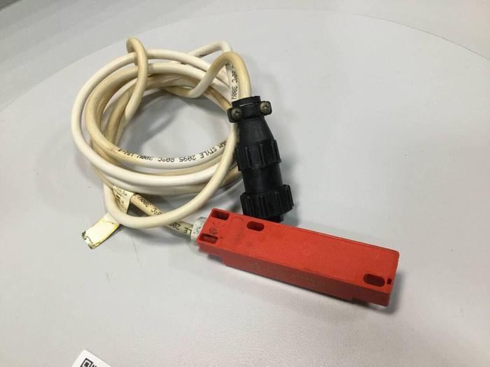 Used SCIENTIFIC TECHNOLOGIES INC Safety Switch 44507-0100 #92685